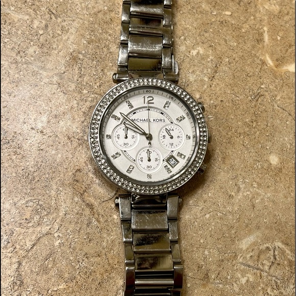 Michael Kors woman’s oversized watch - Picture 2 of 7